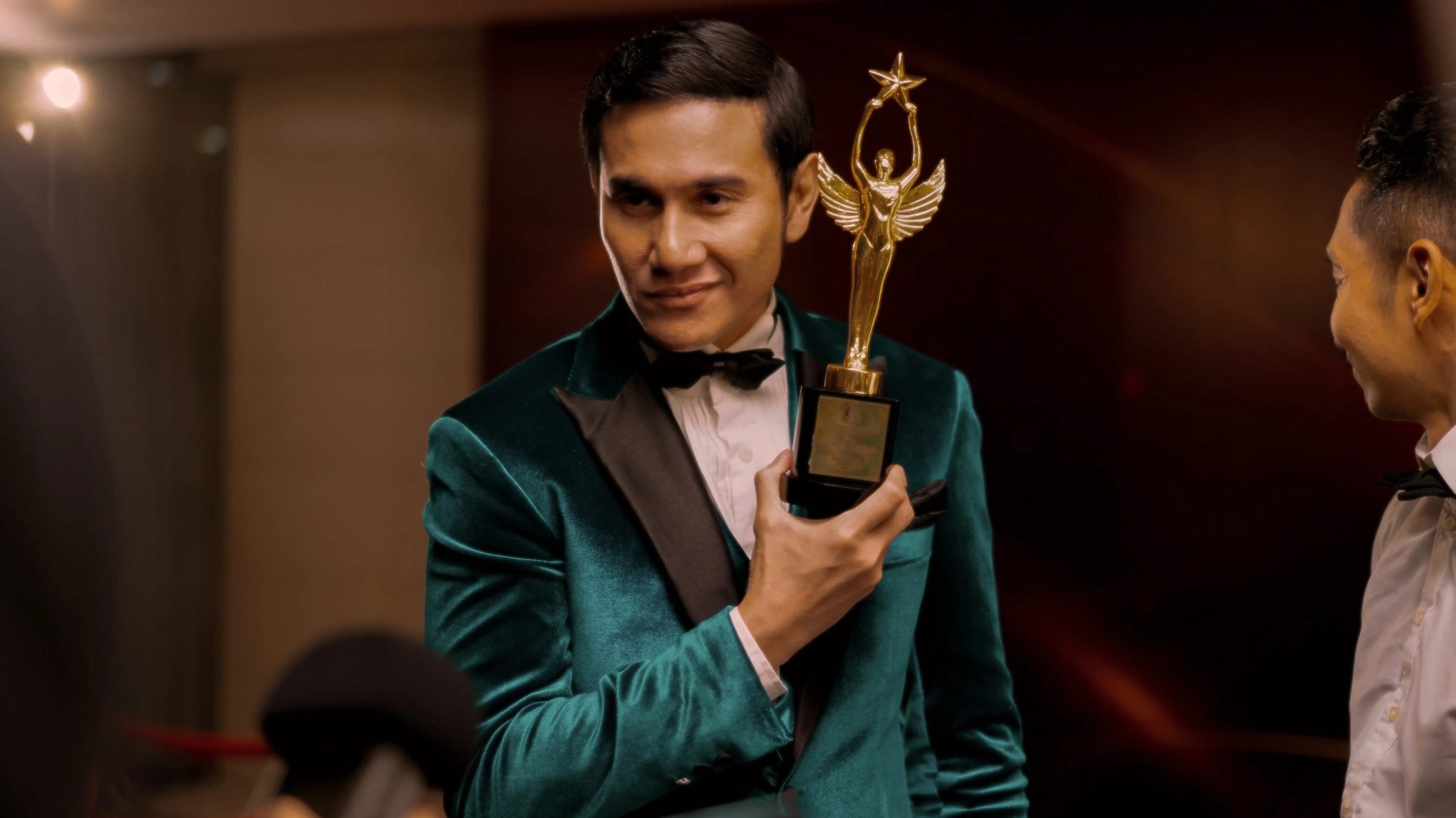 Lạc Trong Hào Quang - Ảnh 2